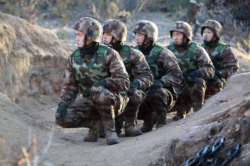 别被电视剧骗了，现实中子弹击中人体那可太可怕。以前打仗，防弹衣罕见，普通士兵中弹