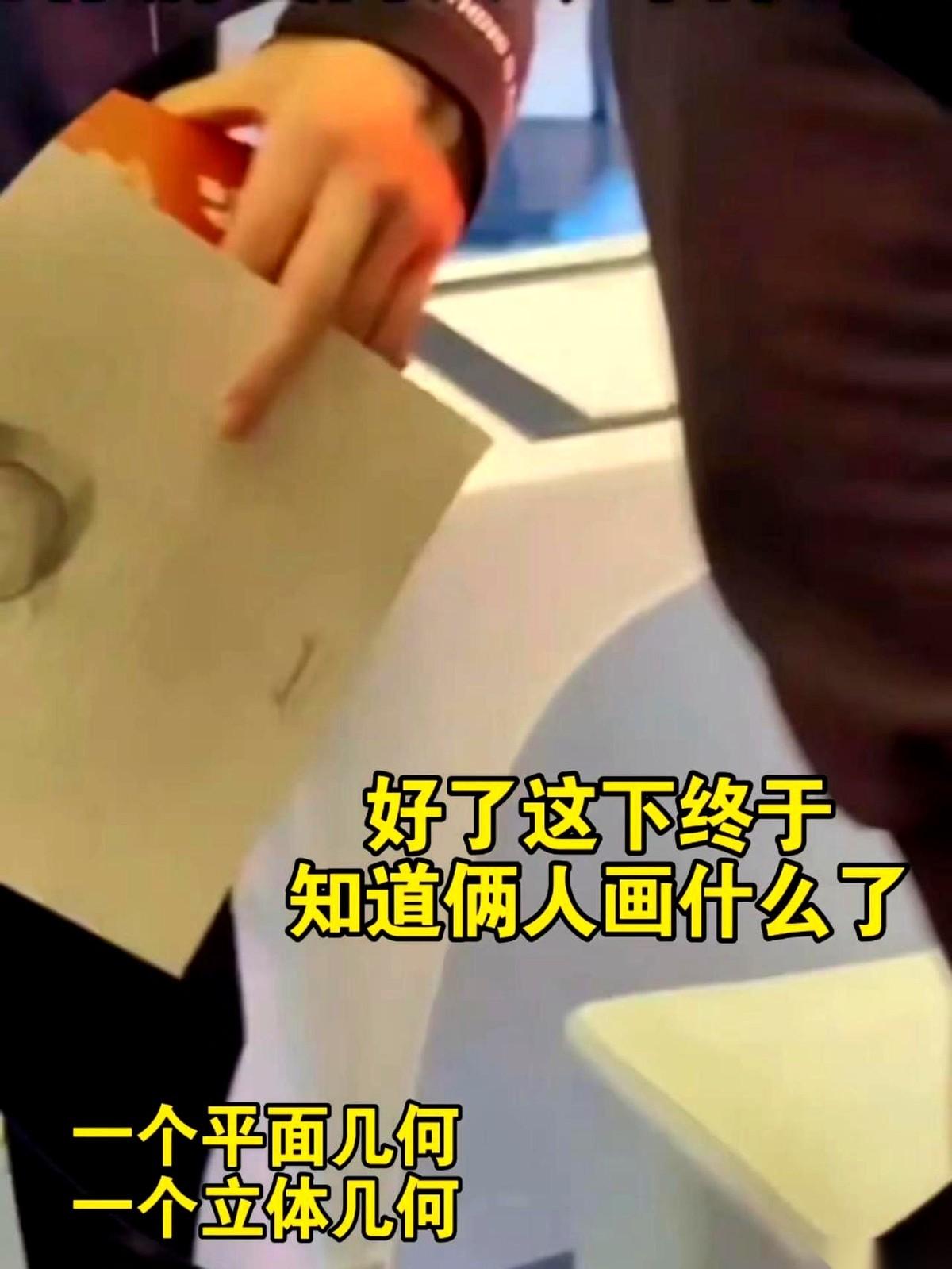 我真的要被王楚钦笑死。一开始镜头拉近，看莎莎画那两个小蝴蝶，多可爱，以为他俩是