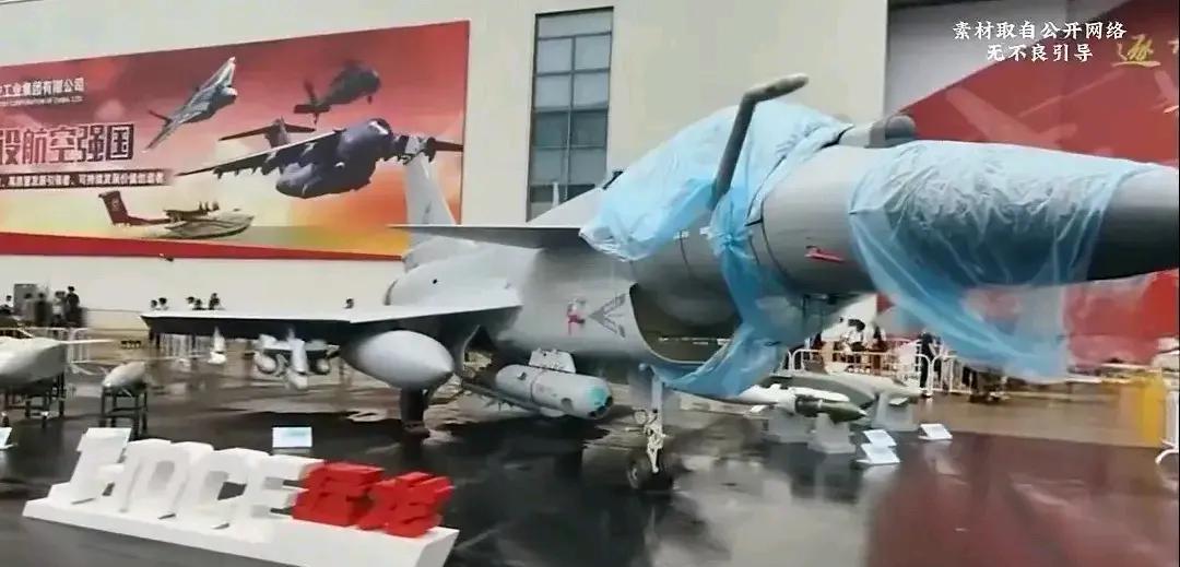 歼10打胜仗以后待遇就是不一样第一张图歼10在珠海航展上蒙着塑料布的样子，这是