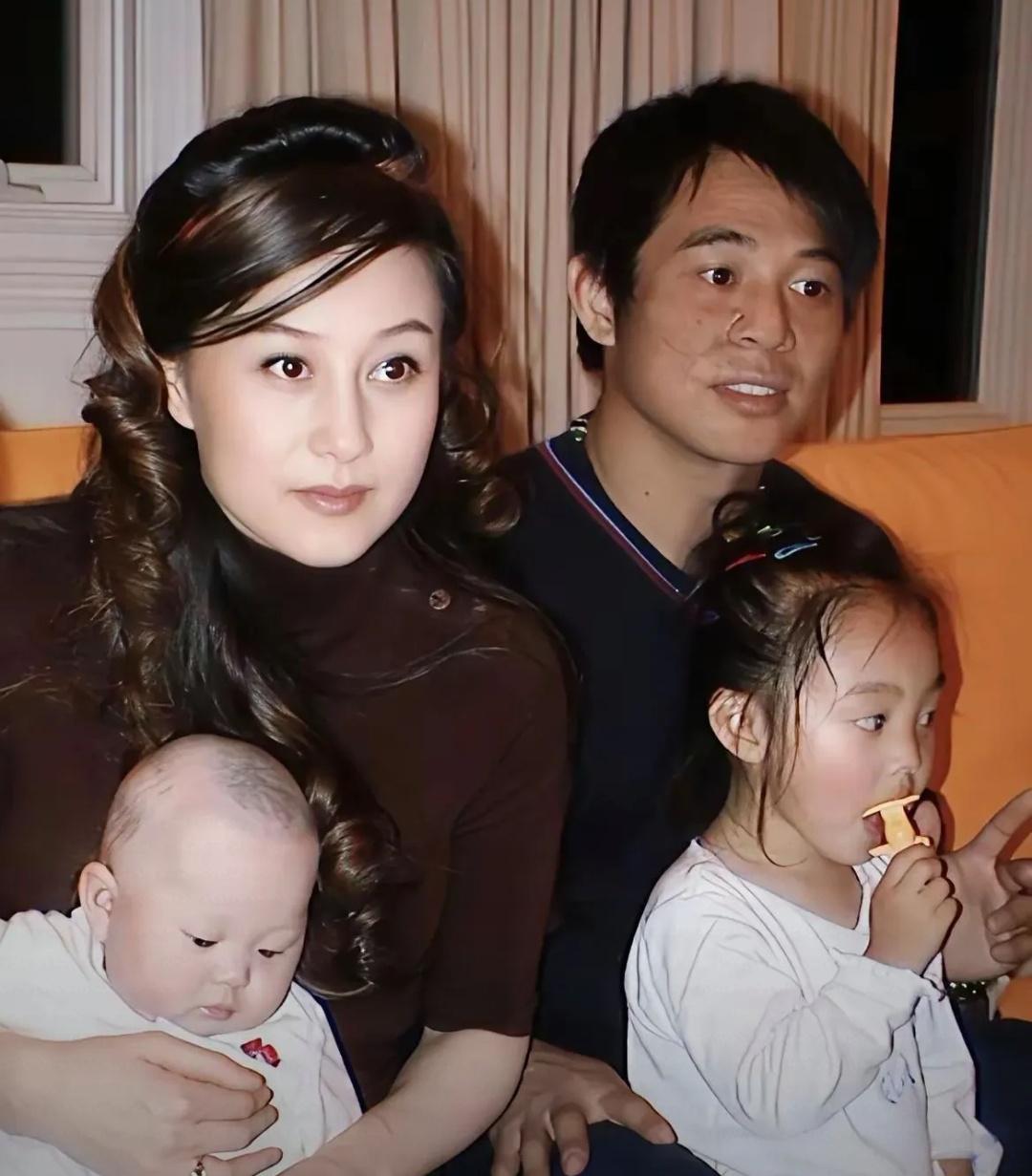 李连杰与家人的合影，利智皮肤白皙水汪汪的大眼睛，一张随手拍都这么美！这是20