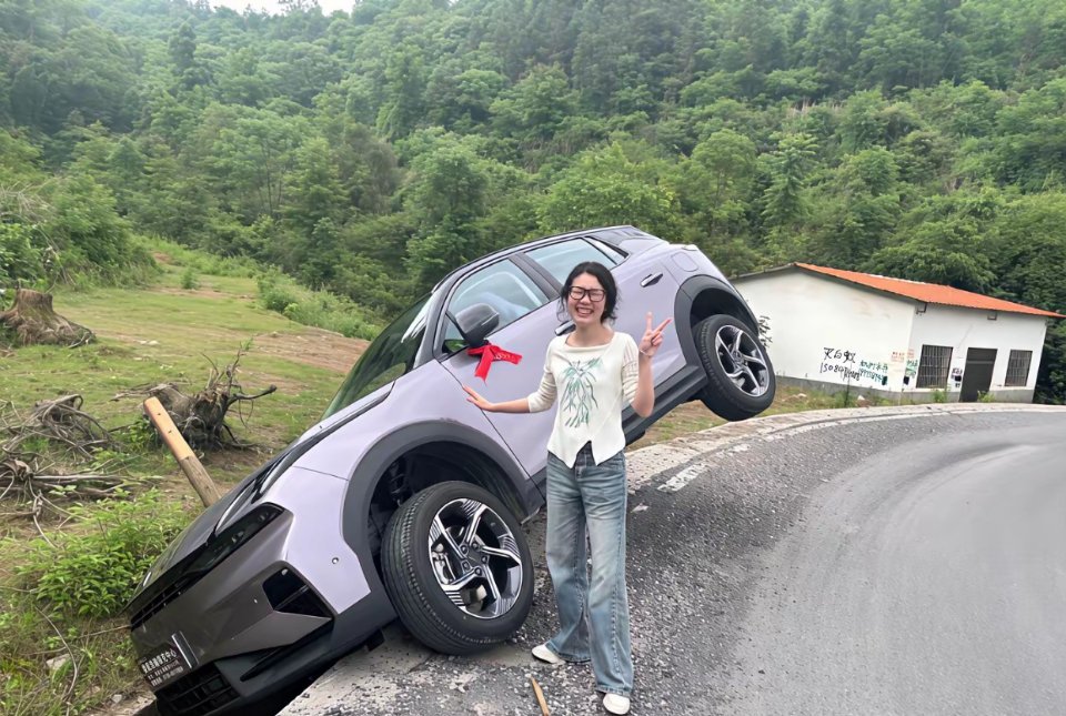 这时候不忘拿出手机先拍个照……