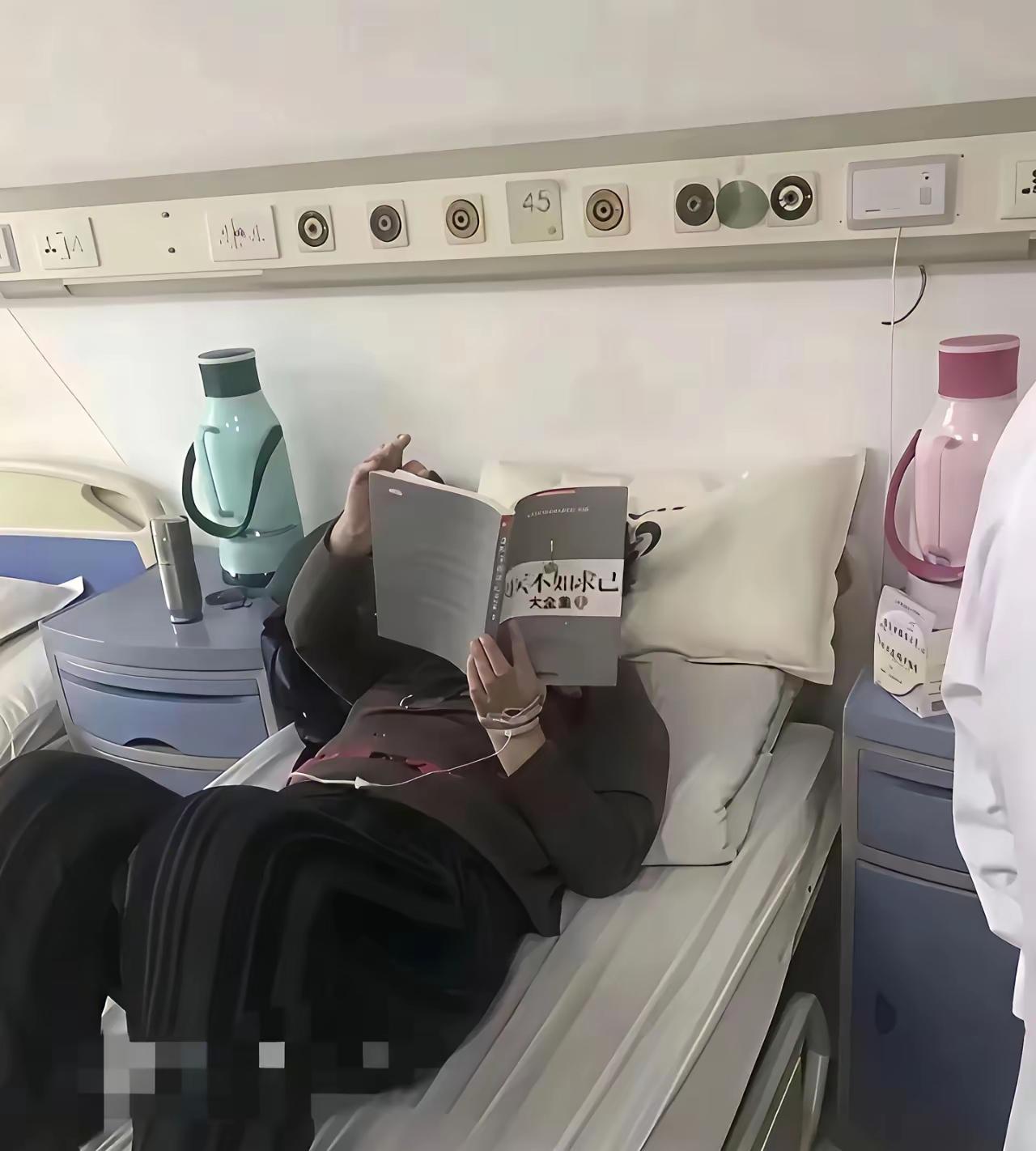 书到用时方恨少。大爷正在恶补中……[呲牙笑]