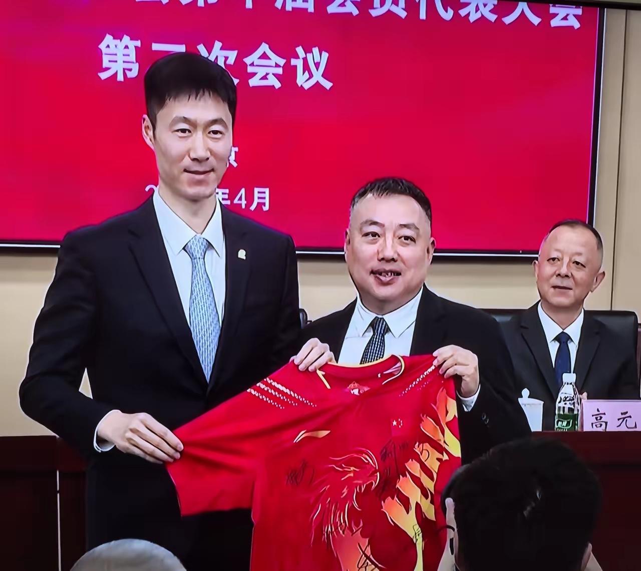 有人说：“伦敦世乒赛男队如果丢了金牌，谁来负责”？教练组还是团队？引起争议。