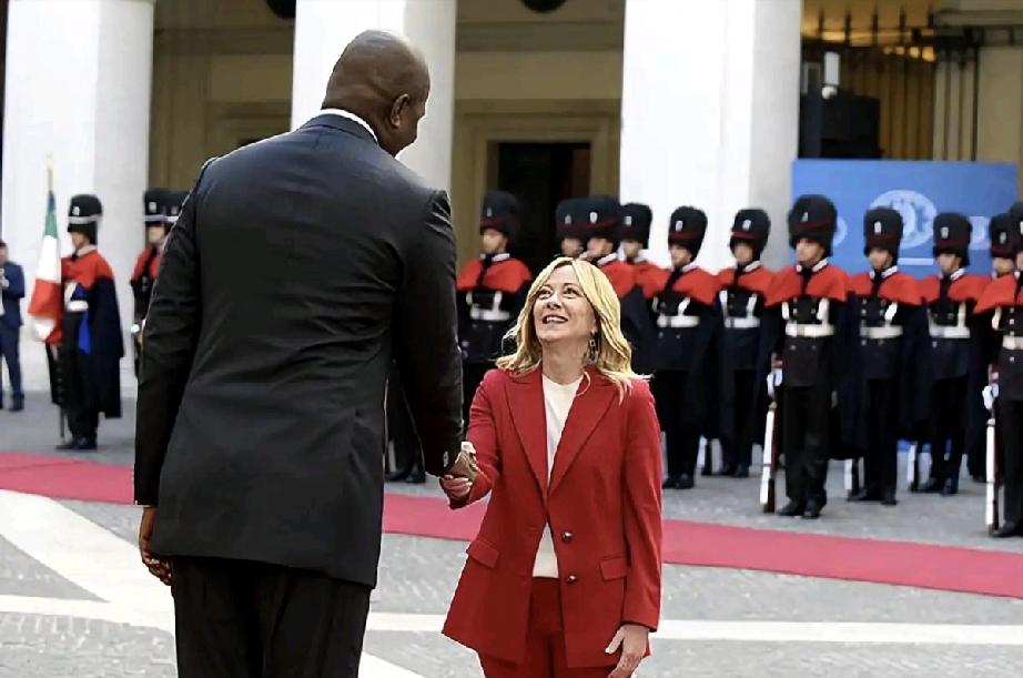 意大利美女总理梅洛尼和莫桑比克总统丹尼尔会面。这最萌身高差的画风，让人觉得喜感
