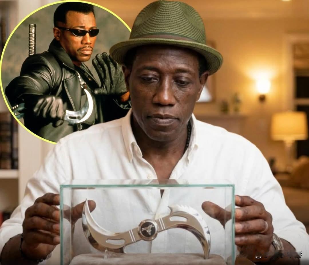 好莱坞演员韦斯利·斯奈普斯至今仍保留着原版《刀锋战士》的飞刀——这一形象象征着坚