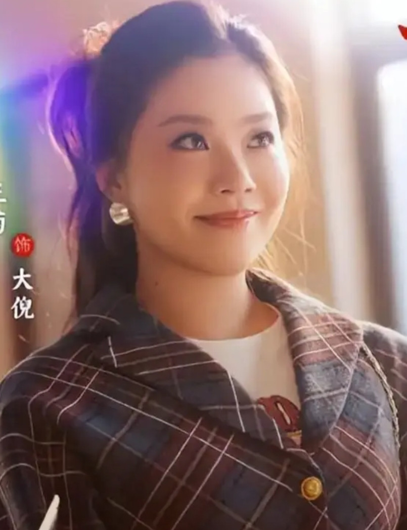 正在播出的电视剧《四喜》，剧中童瑶的小姑子，目前正在和黄澄澄出演的中学老师，