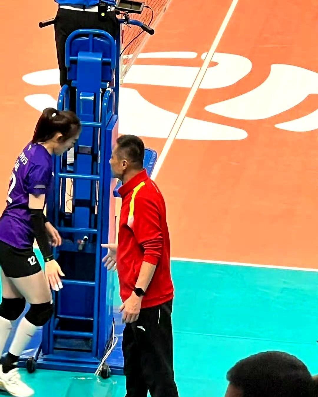 别再盯着运动员失误了。真正的高手，第一局都在“装傻”。孟豆撕开江苏队防线的那