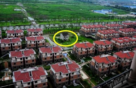苏州最牛钉子户！2004年，苏州男子因不满开发商给出的80万拆迁款，硬是不搬走！