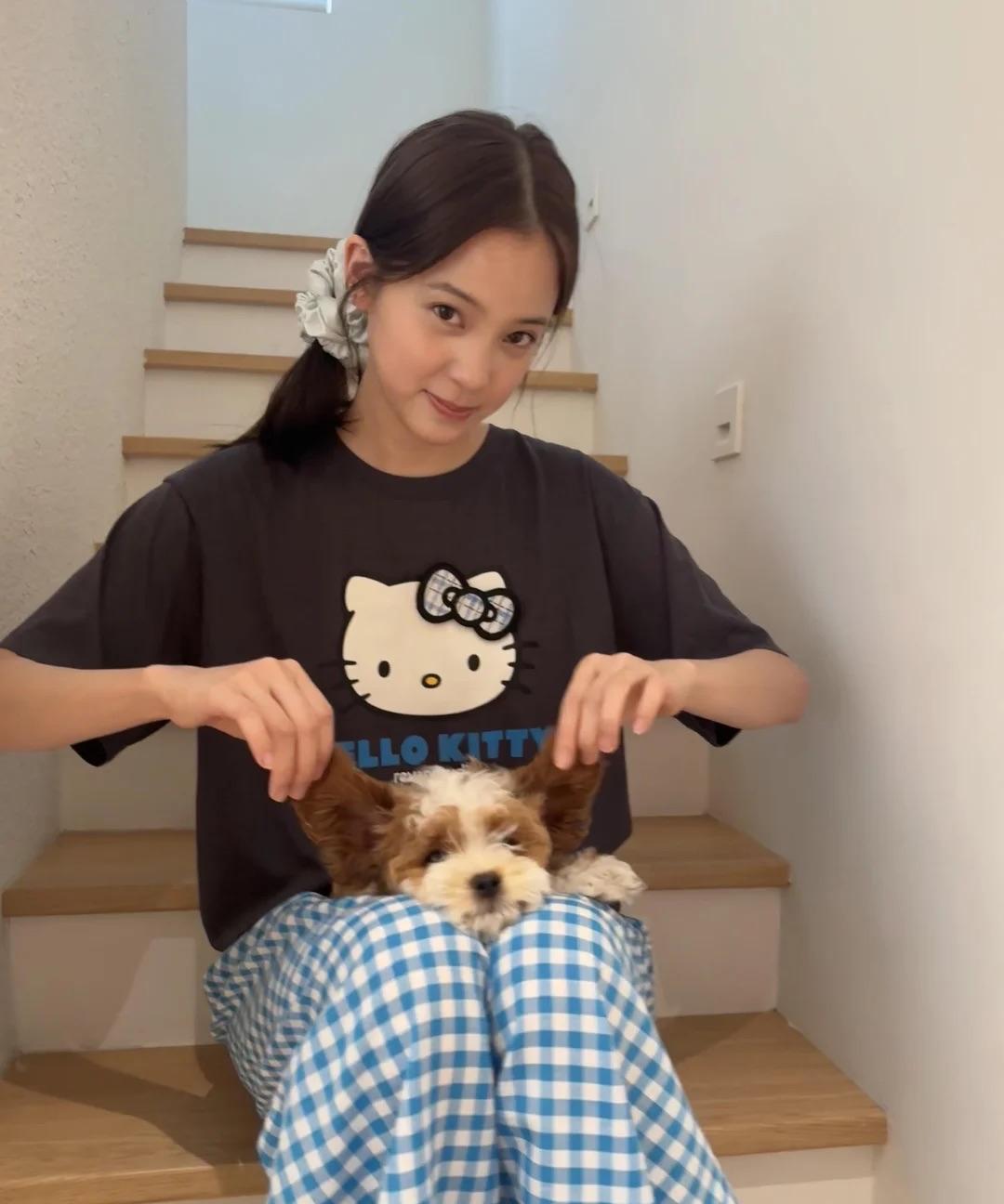 欧阳娜娜私服蛮好看，很有少女感！HelloKitty的宽松套头T恤，搭配一