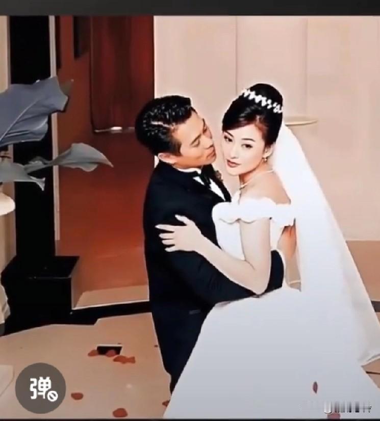 1999年李连杰和利智在美国结婚，堪称世纪大婚，可当时却引发了不小的争议。李连杰