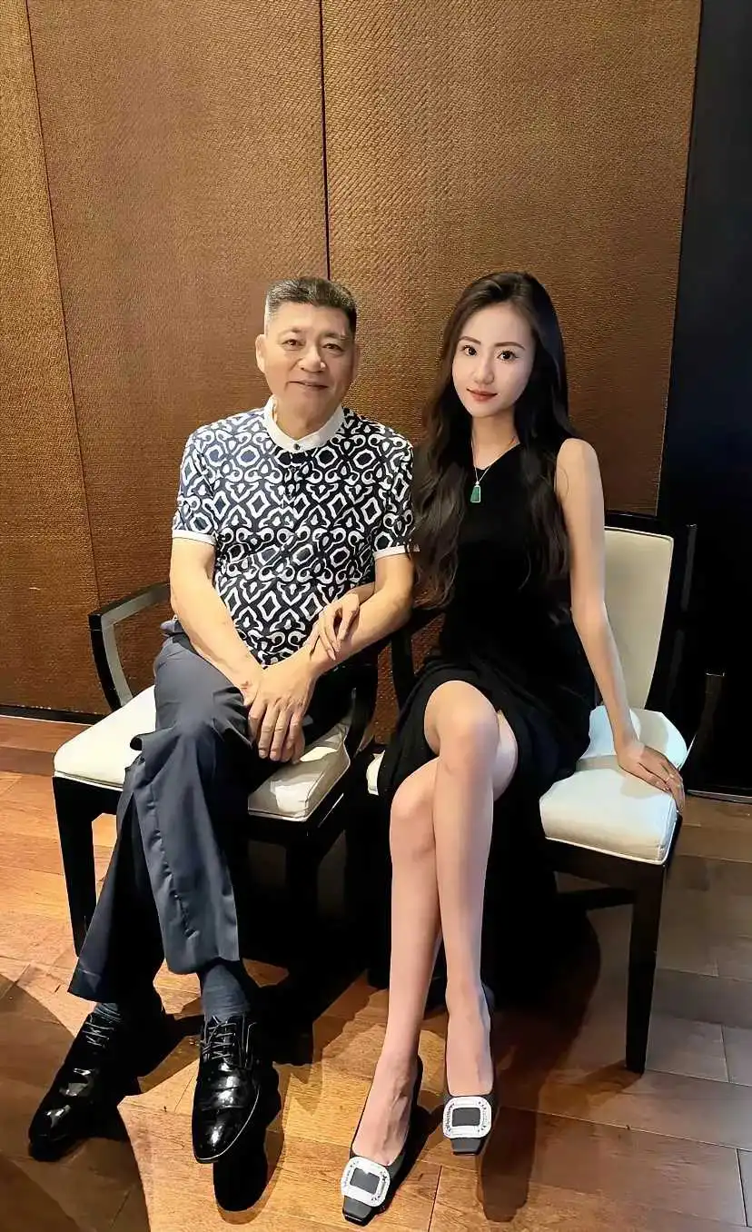 老街溜子能有这么漂亮的女朋友吗？