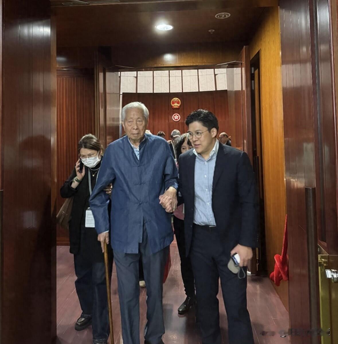 果然，有钱人的圈子都打通的～～近日，霍启刚陪施伯雄爷爷外出，85岁的施老腿脚不便