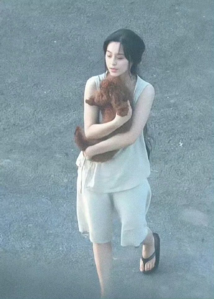 一个很邪门但是会变好看的方法：1.大睡特睡💤。周末的时间，睡个长达十一二小时的