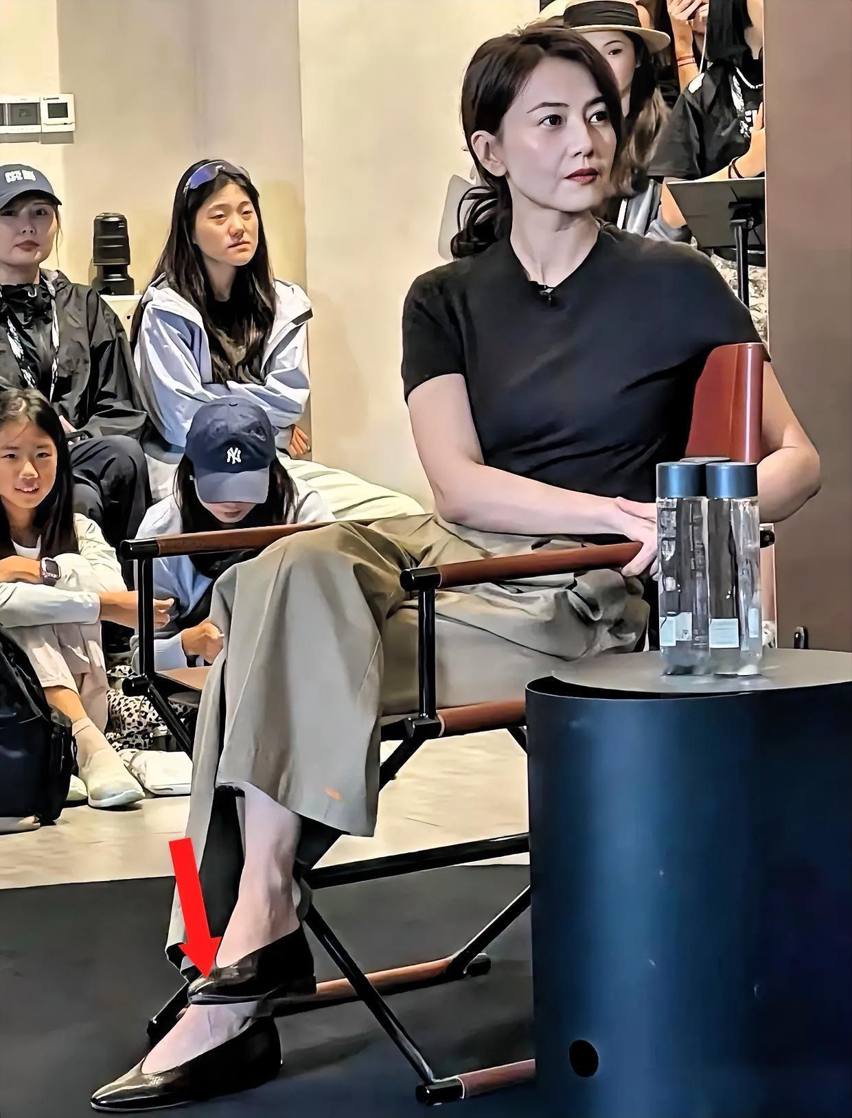 救命！高圆圆把“基础款”穿出了高级感，这气质真的学不来！黑T恤、卡其裤，再