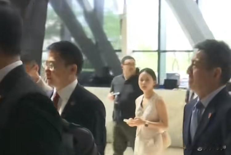 没成想,中美经贸磋商开始,中方代表团由何立峰副总理领衔,但美方只派了个财长带头,