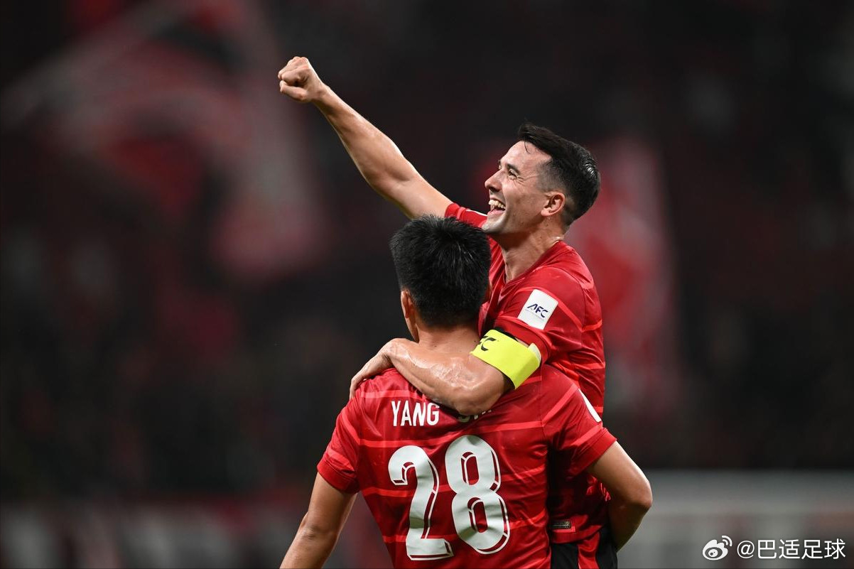 明天晚上，成都蓉城对阵深圳新鹏城，球迷会以什么样的方式欢迎周定洋做客凤凰山呢？成