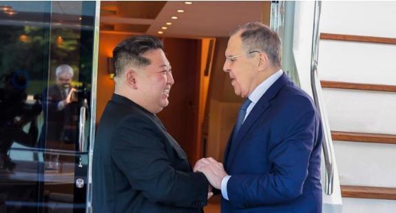 /金正恩作出重大决定，无惧美西方。7月12日这天，朝鲜的金正恩和俄罗斯外长