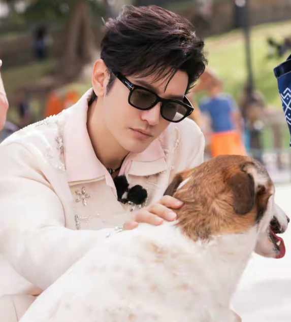 48岁的黄晓明冲上热搜这次不是演技，不是感情，是一句话戳穿成年人社交真相黄子