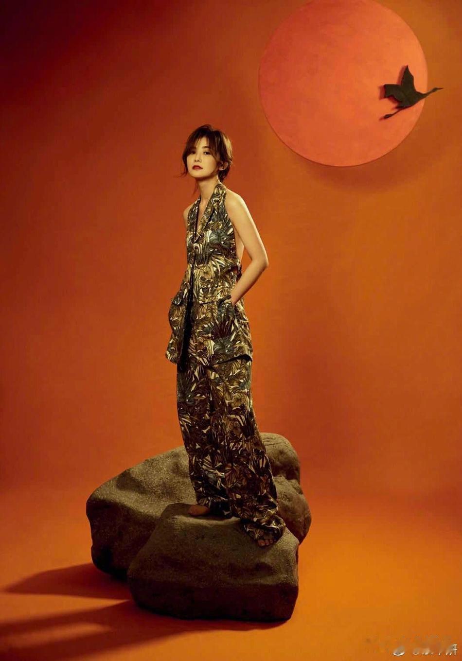 Sa穿金色连体服大秀美背灯影变幻展现醉人朦胧美