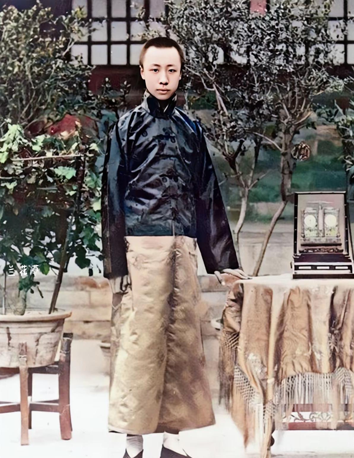 16岁溥仪的真实影像。1922年，刚刚大婚的溥仪在养心殿院内的留影。