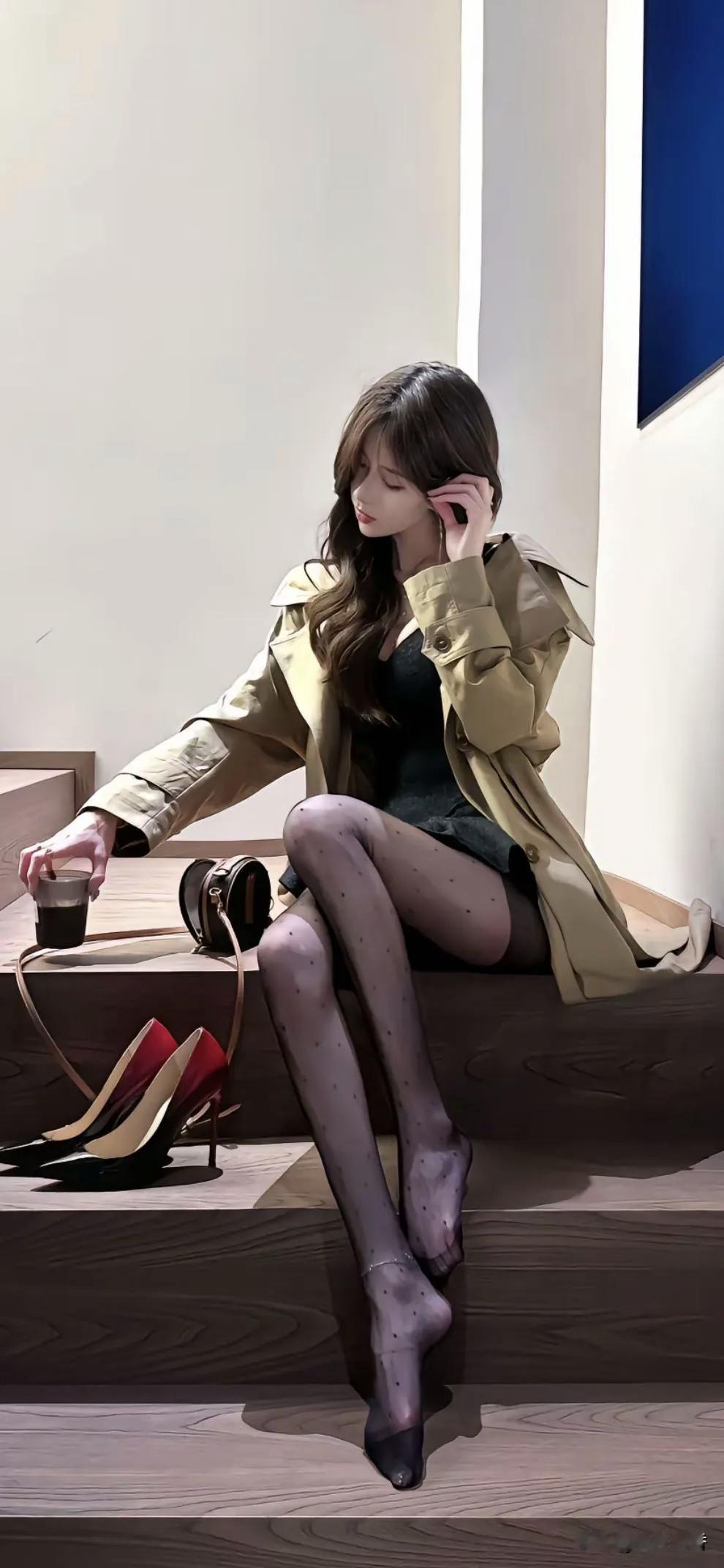 都市女孩的优雅瞬间，咖啡与高跟鞋的完美搭配。如何穿搭会具有少女软妹感