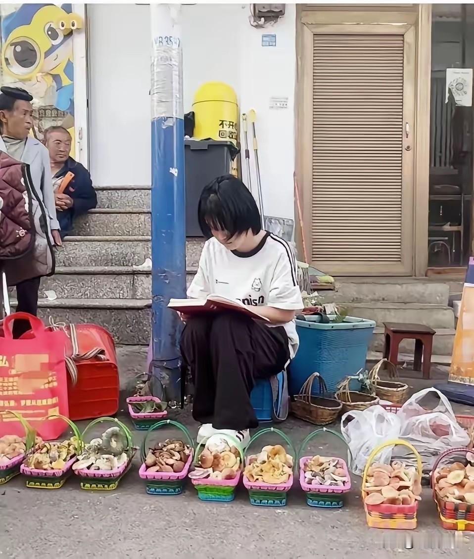 19岁云南女孩靠残疾父亲擦皮鞋供她读书，今年高考考了674分，当她在集上卖蘑菇时