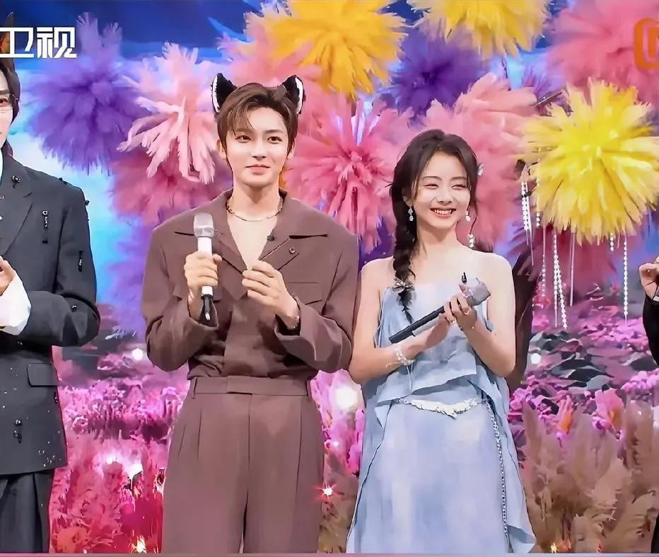 看电视剧逍遥，都说谭松韵声线和大妈一样出戏。但她明明才35岁啊，侯明昊28岁，