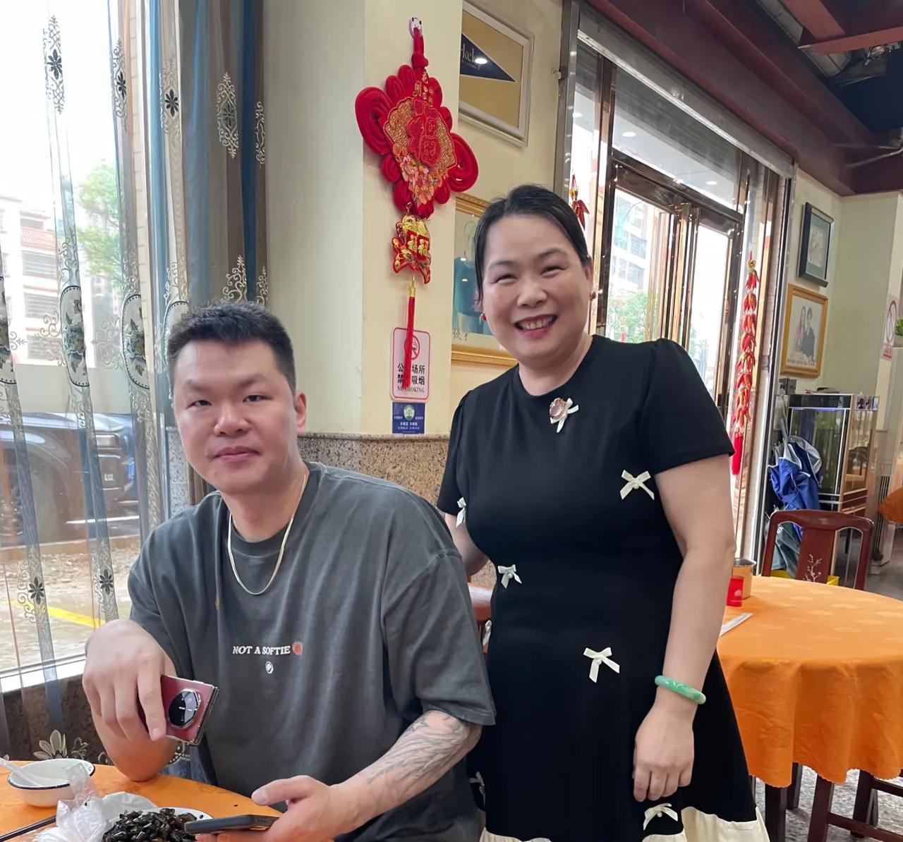 朱芳雨打卡了周鹏吃过的饭店！8月6日，一位广东黄鳝饭店的老板娘晒出了两张与周鹏和