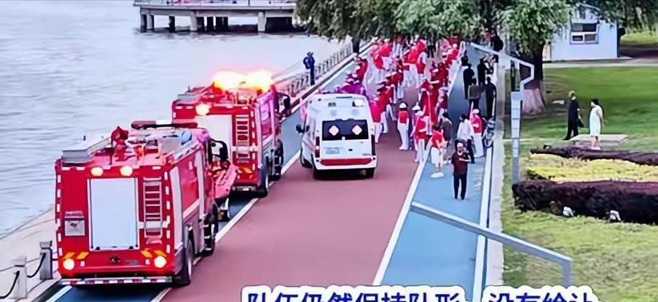 多人“暴走团”占道逼停120和119！近日，辽宁朝阳多人统一着装的暴走团占据路