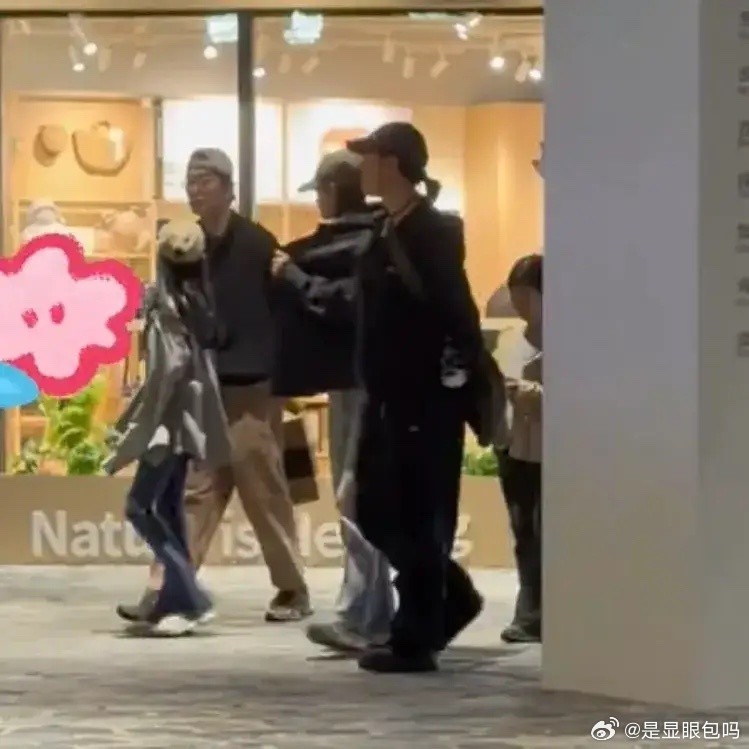 偶遇朱亚文沈佳妮一家四口，俩女儿高挑苗条，纤细漫画腿十分抢镜！