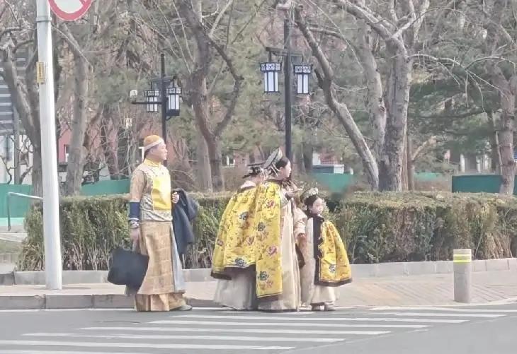 有人说，穿民族服装无可厚非。我就问你，这是民族服装吗？看清楚了，这是黄袍，是