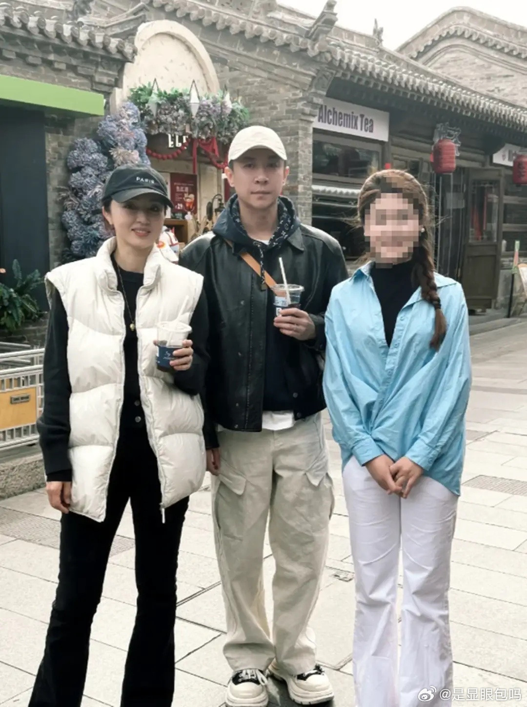 董璇陪张维伊回乡给公婆扫墓，本人又白又美又年轻，47看着像37！