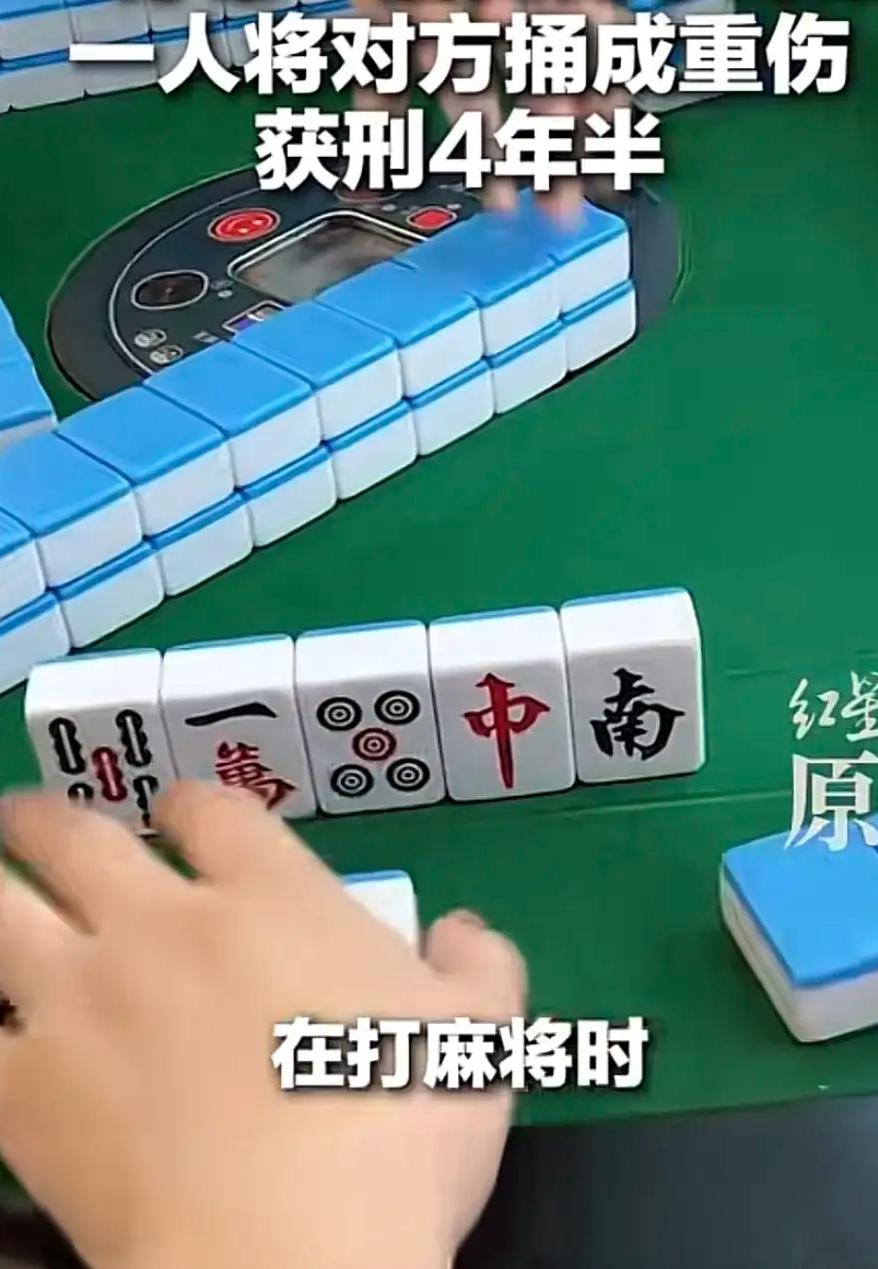 “脚踩两只船的悲剧！”贵州，一女子和男友在家中亲密完之后在洗澡，另一位男友打来电