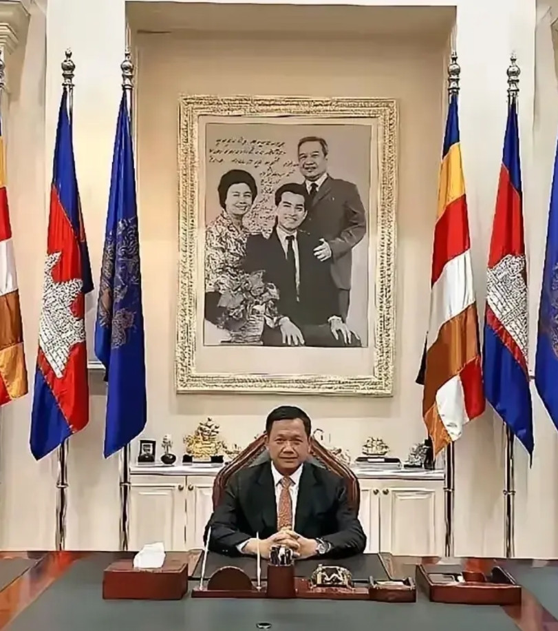 洪森长子洪玛奈接任首相办公室后面居然挂着西哈努克与莫尼列王后与现任国王西哈