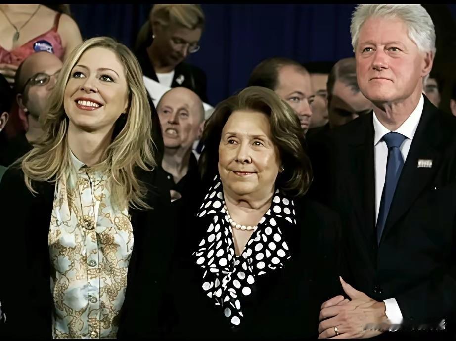 克林顿的丈母娘，也就是希拉里的母亲，名字叫做多萝西，老太太身材不是很高，体型有些