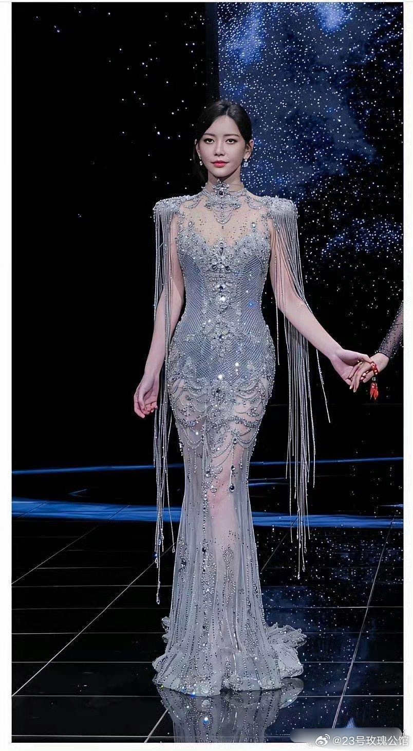 好麻烦的的礼服，但是真的好看...