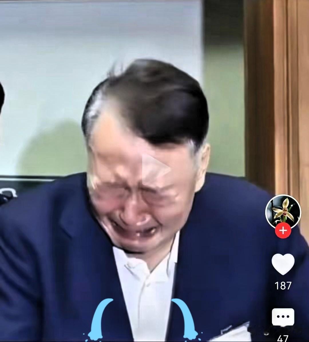 ”惨……”大统领咱的了，哭得太惨了，这是昨天韩国前总统庭审后的画面，伊锡锐想婆娘