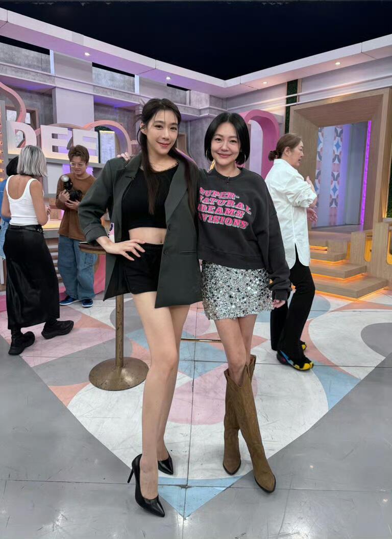 腿真是无敌了小S小姐不熙娣上班照​​​