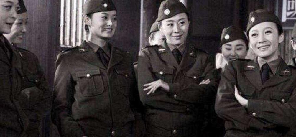 1939年，一个军统女特务冲进茶馆，拽起正打牌的男人说，“让我打一会”。男人转身