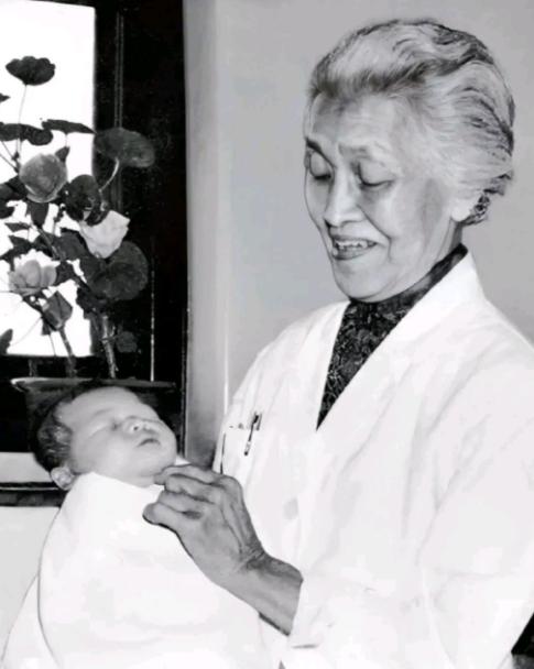 1964年，30岁的董莉结婚6年，好不容易怀孕，却被医生说宫颈肿瘤要切除子宫。在