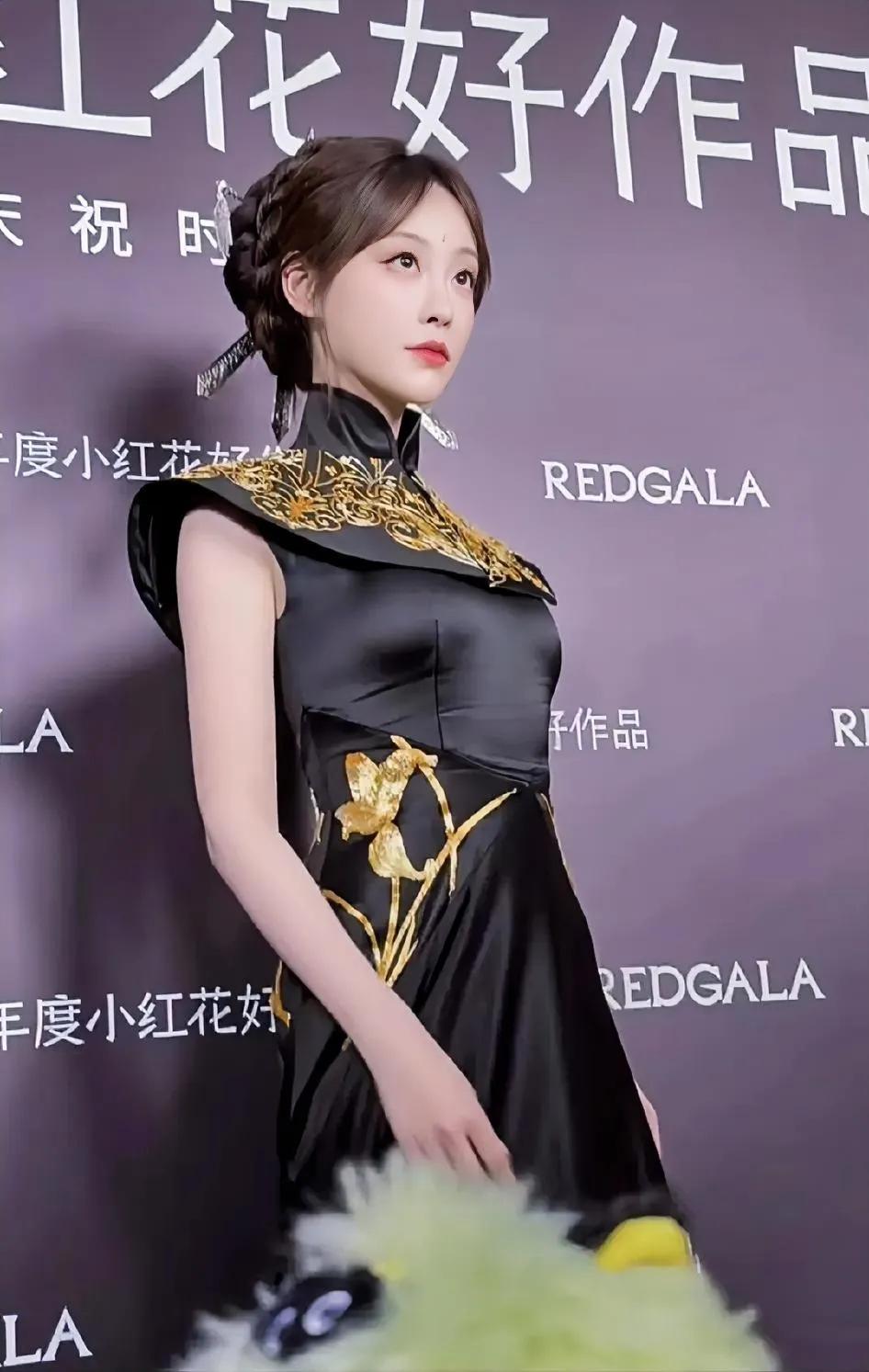 祝绪丹有点奇怪。你说她在内娱资源一般吧，她能演经典剧里，家喻户晓的周芷若。在