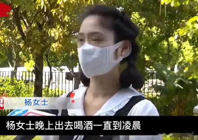 喝酒误事啊！一年轻女孩晚上跟朋友外出喝酒，喝完之后她准备打车回家，上车的时候还有