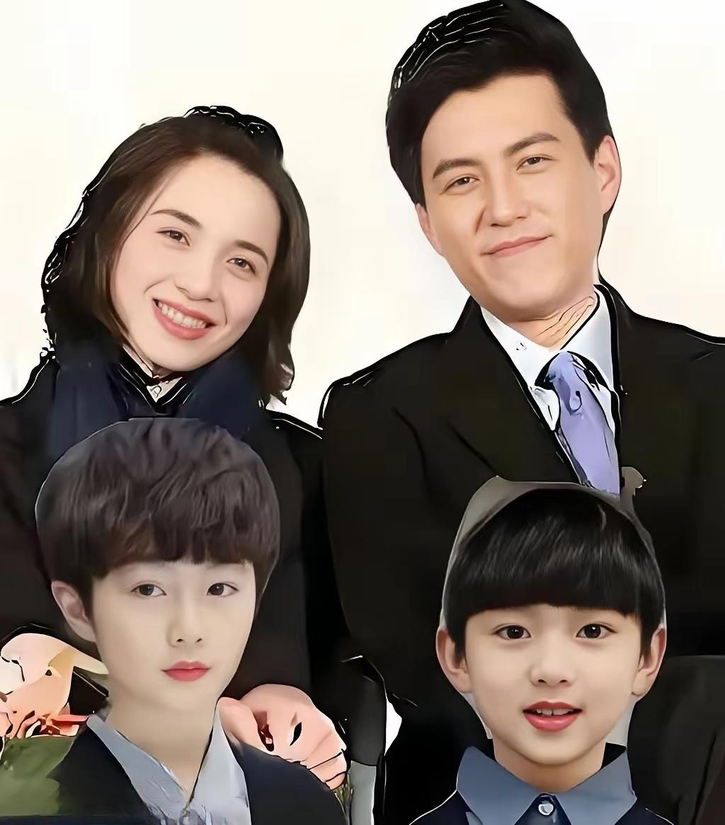 靳东与妻子李佳育有两个儿子。据说，靳东在呵护、教育孩子上还有一套呢！