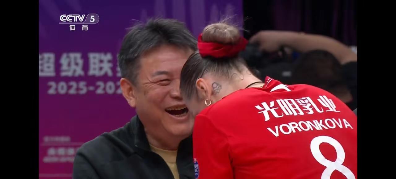 蔡斌指导在天津客场吃上了人生执教生涯的第一张红牌，原本他一贯严谨的比赛态度不会偏