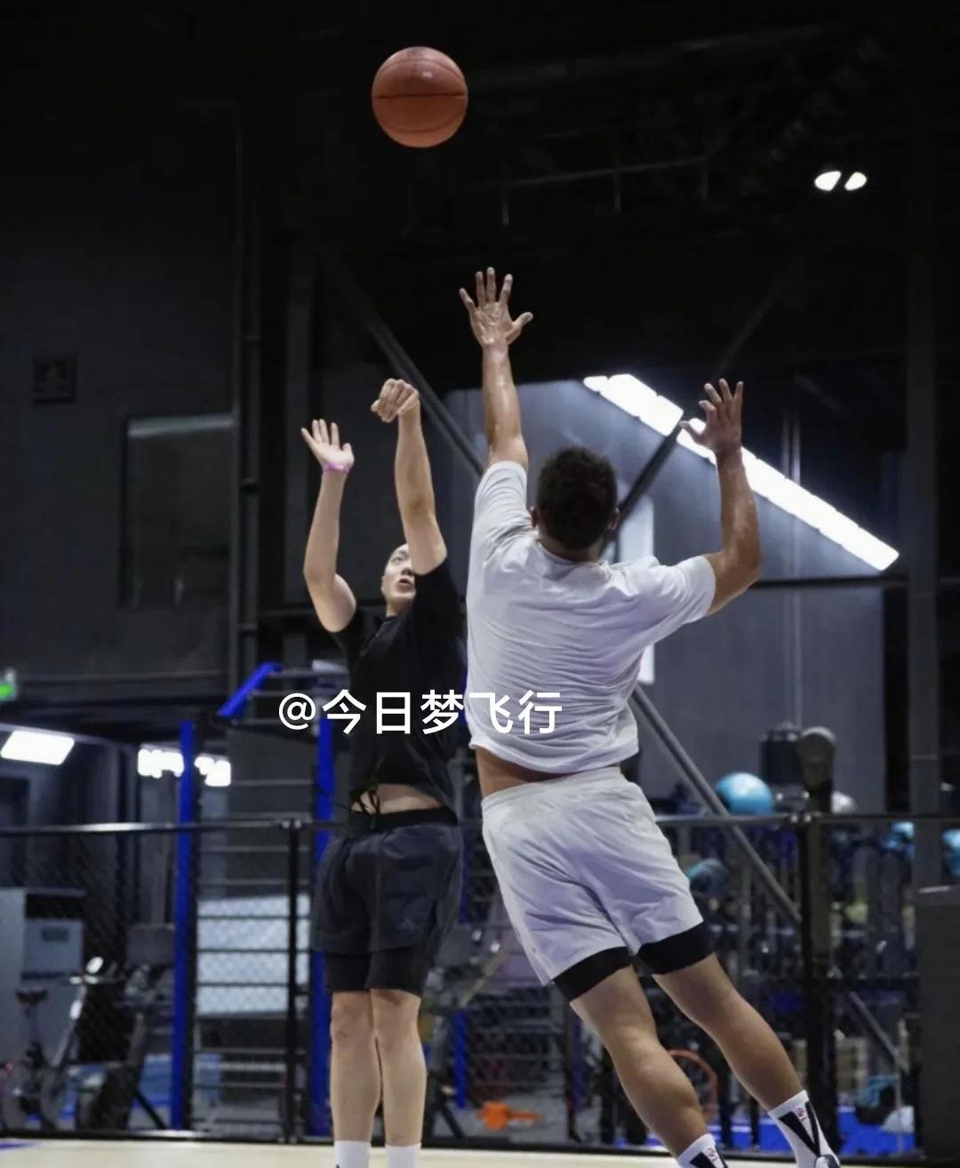 和胡明轩、贺希宁在上海特训的，还有广东女篮球员迪拉娜！前不久，广东队球员胡明轩