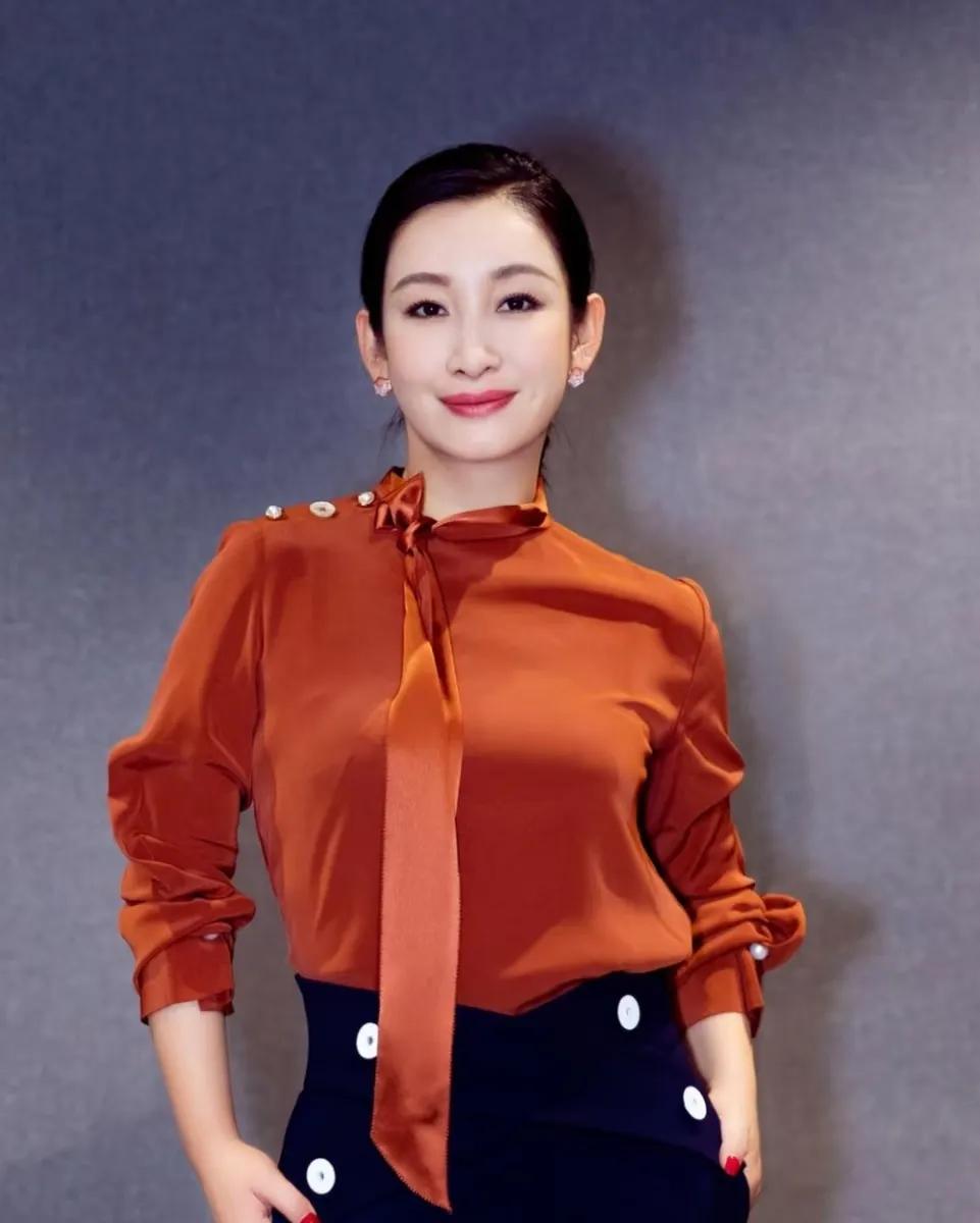 张嘉译第三次和秦海璐合作了，在采访中他说了句大实话，他说，秦海璐根本不是电视