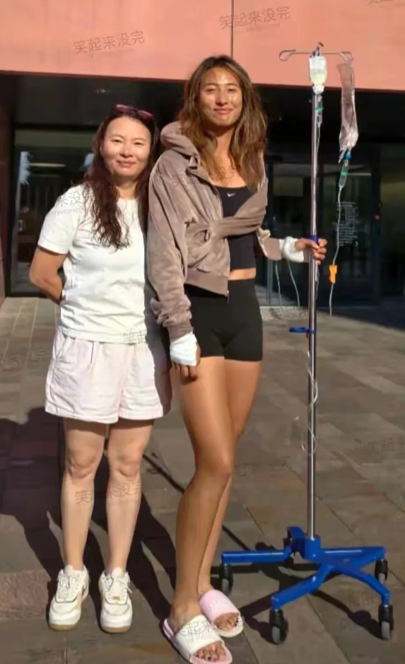郑钦文这张绝了输着液跟妈妈合照且两人共用一张脸妈妈平常，而郑饮文透着力量的