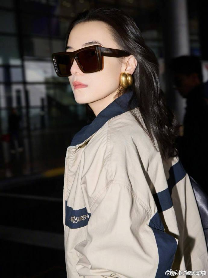 宋佳还没到巴黎就开始走秀了真的服了宋佳的气场，人还没到巴黎，走个路都像专业模特走