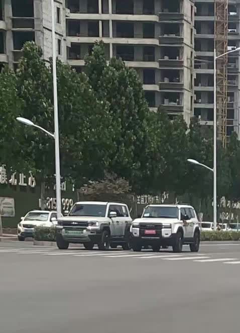 今儿路上碰见一台豹5和新款普拉多，好家伙，一个20来万，一个得50万呢！普拉多在