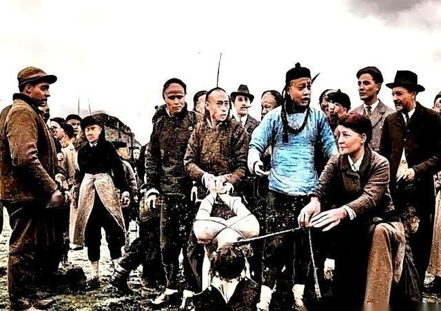 1870年底，清军攻破金积堡后撬开一个地窖，士兵们以为能找到金银财宝，结果看到的